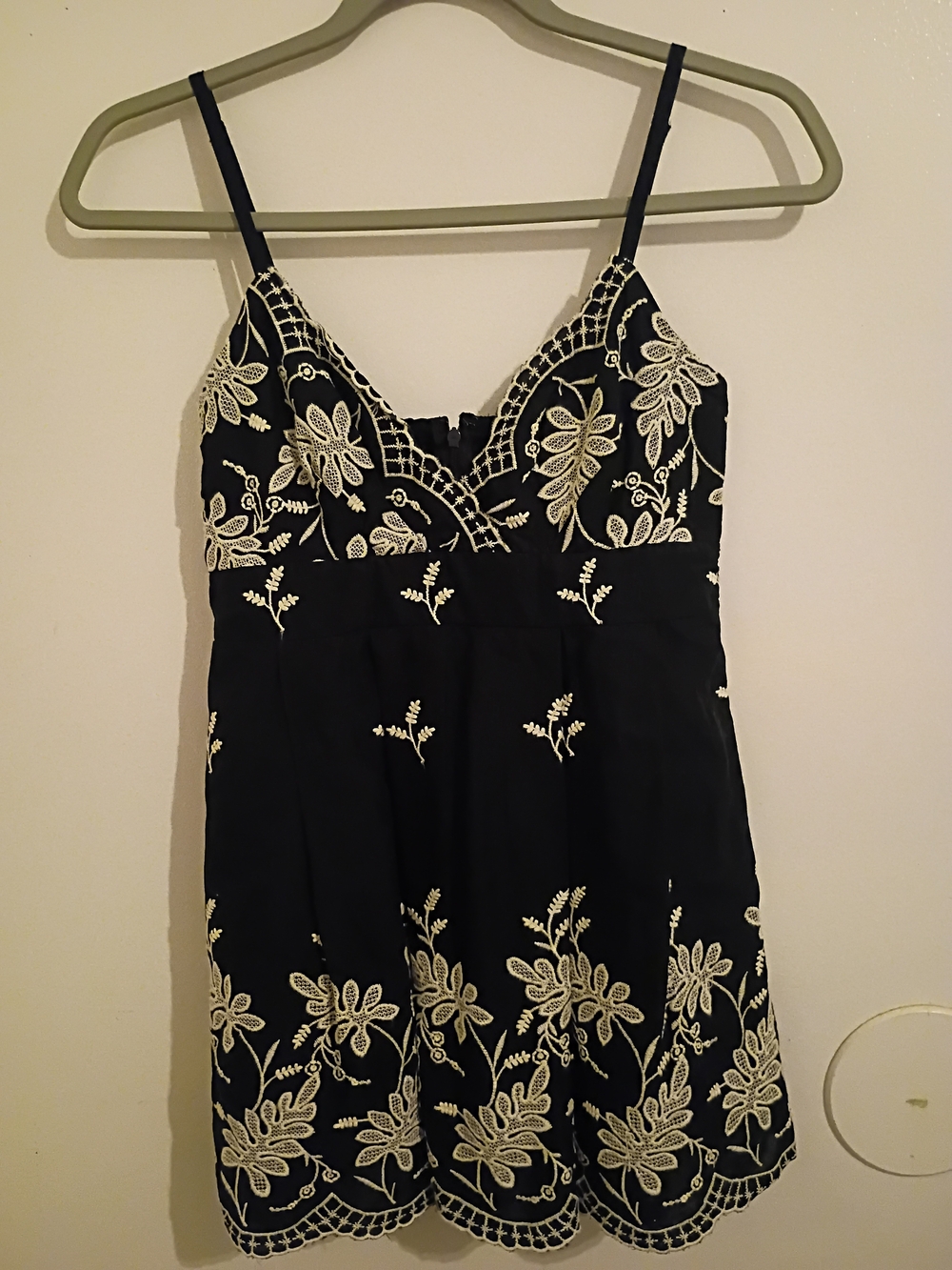 Source Unknown Black and White Floral‎ Embroidered Top Sz S